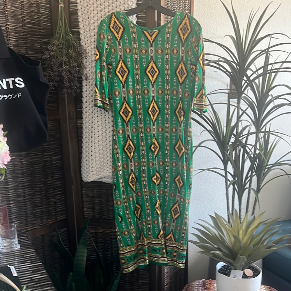 Alice + Olivia Green Sheath Midi Dress with Crew Neck